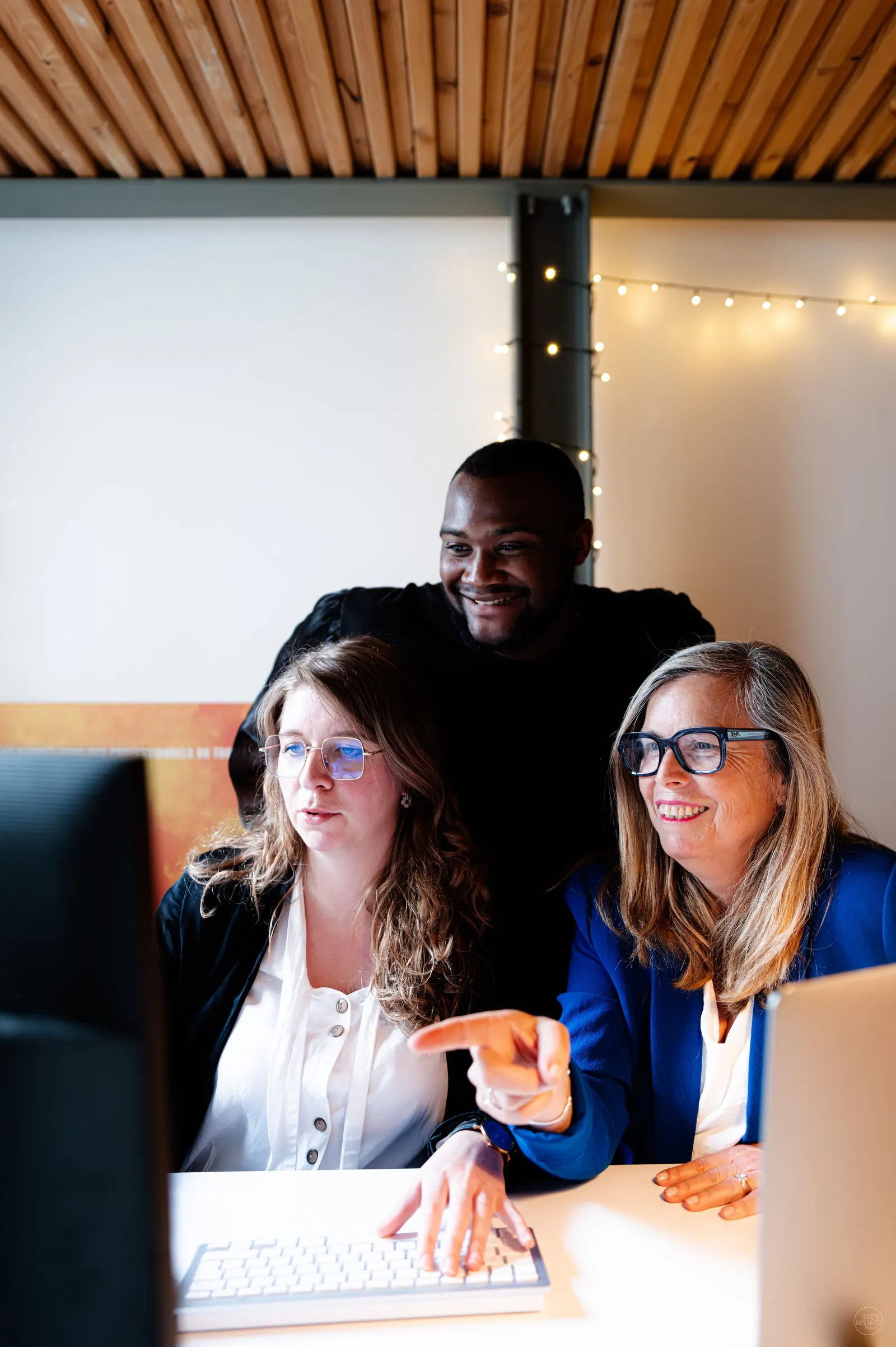 Équipe d'agence en séance de travail autour d'une table