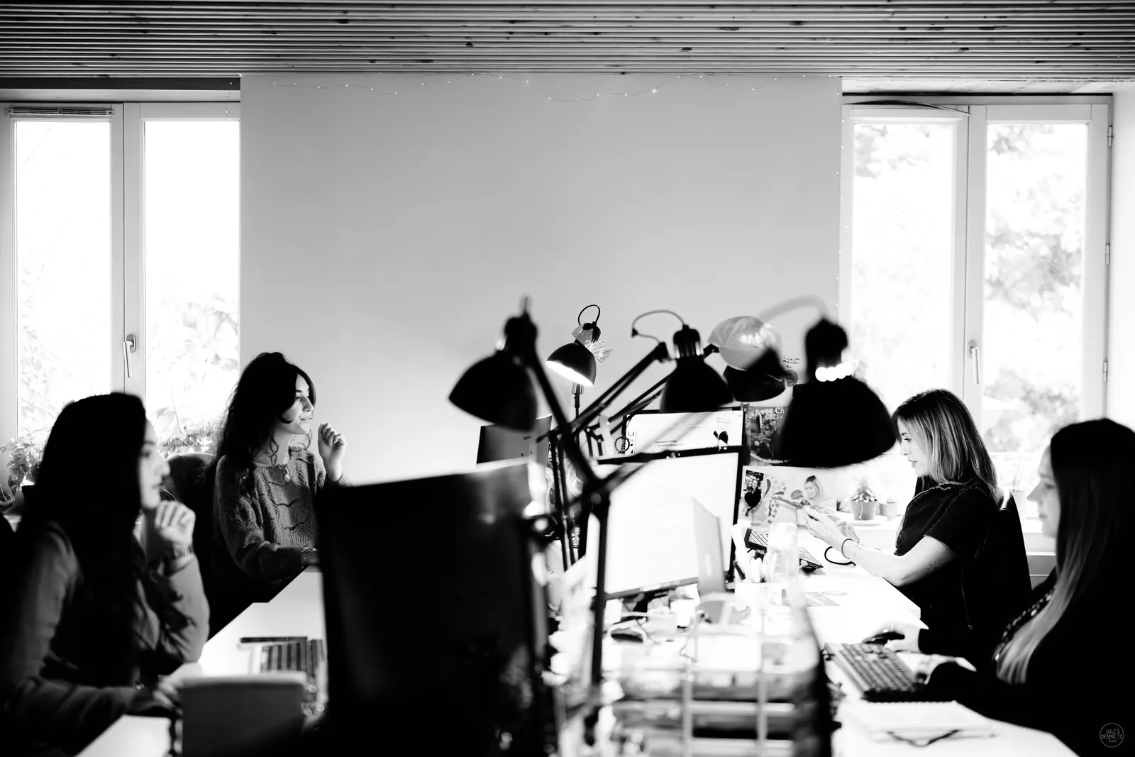 Bureau lumineux d'une PME où se prépare la refonte du site