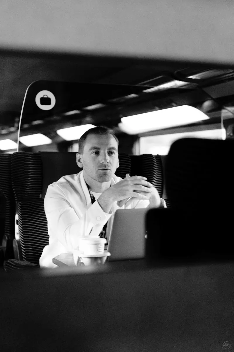 Ordinateur portable sur un bureau pendant une analyse de site